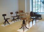 Vedle ohýbaného nábytku z bukového dřeva od Josefa Hoffmanna či Otto Wagnera a běžných výrobků od Gebrüder Thonet zaujala početná kolekce kancelářských stoliček