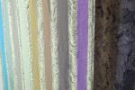 Eva Jandíková – Vzor Terej – podélně pruhovaný a díky ažurám (ručně vytahovaným osnovním vláknům) vzdušný; poloprůsvitný vzor má jednobarevný útek a barevnou osnovu