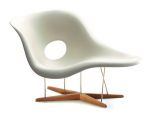 Päťdesiate roky v dizajne v USA – LaChaise, dizajn Charles & Ray Eamesovci, navrhnutá v roku 1948, v súčasnosti vyrába Vitra