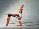 Päťdesiate roky v dizajne v USA – LCW – Lounge Chair Wood, dizajn Charles & Ray Eamesovci, 1945, v súčasnosti vyrába Vitra