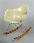 Päťdesiate roky v dizajne v USA – RAR od Charlesa & Ray Eamesovcov, navrhnutá v roku 1950, škrupina sa vyrába s viacerými druhmi podnoží, v súčasnosti vyrába Vitra