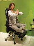 imm 2010 – Kancelářské křeslo Sitness firmy Topstar rozšiřuje škálu sedacích poloh během práce, strechingu, odpočinku i zábavy