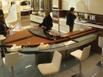 imm 2010 – Kuchyně s barovým pultem tvarově inspirovaná člunem. Při vaření snad poskytne iluzi kapitána nad rozbouřeným čajem