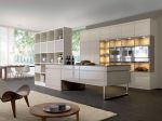Racionální německý přístup prezentují kuchyně LEICHT. Kuchyně Largo FG používá prostorový panel rozdělující prostor kuchyně od obytné části