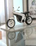 Bc. Roman Čípek – design motocyklu / motocykl pro 2 osoby pro provoz do města a okolí / ekologický elektrický pohonný systém – elektromotor a akumulátory (využití energie z obnovitelných zrojů)