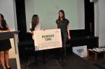 Martina Meng Ting Shi předává vítězce Sabině Berkové voucher na pobyt na Milan Design Week