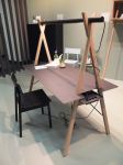 DM 1-2-2016 Stoly_8 Pracovní stůl AA Desk je zajímavý nejen svojí netypickou konstrukcí, ale především způsobem osvětlení pracovní plochy (Spant Studio)