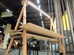 DM 1-2-2016 Stoly_9 Pracovní stůl AA Desk je zajímavý nejen svojí netypickou konstrukcí, ale především způsobem osvětlení pracovní plochy (Spant Studio)