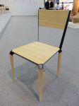 Židle Chair No. 2, zhotovená z oceli a masivního dubu, využívá nekonvenční spojení všech dřevěných dílů pomocí jedné kovové konstrukce