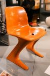 K ikonám designu se řadí Luigi Colani s židlí Poly, navrženou v roce 1968 pro firmu COR ze skleněných vláken vyztužených polyesterem nebo židle Z chair od Ernesta Moecka vyrobená ze stejného materiálu, která dostala díky tvaru nohou přezdívku klokan, 1971