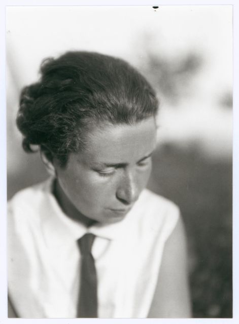Unknown photographer - Portrait of LM, 1927 - Bauhaus-Archiv
